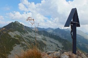 02 La piccola croce in vetta al Valegino con in fronte Cima Cadelle